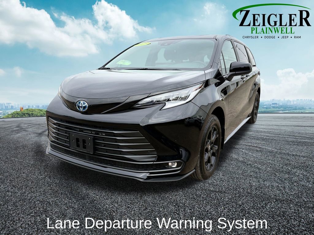 Used 2025 Toyota Sienna XLE Woodland Edition AWD/4WD image 9