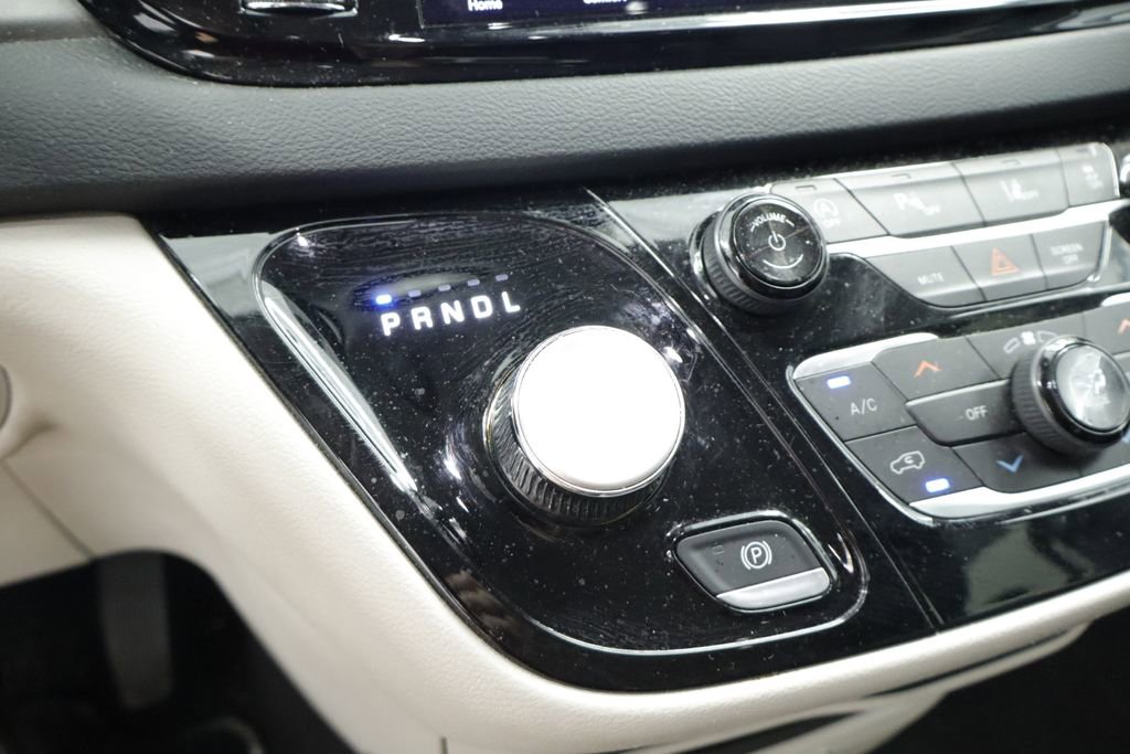 Used 2023 Chrysler Pacifica Touring-L FWD image 29