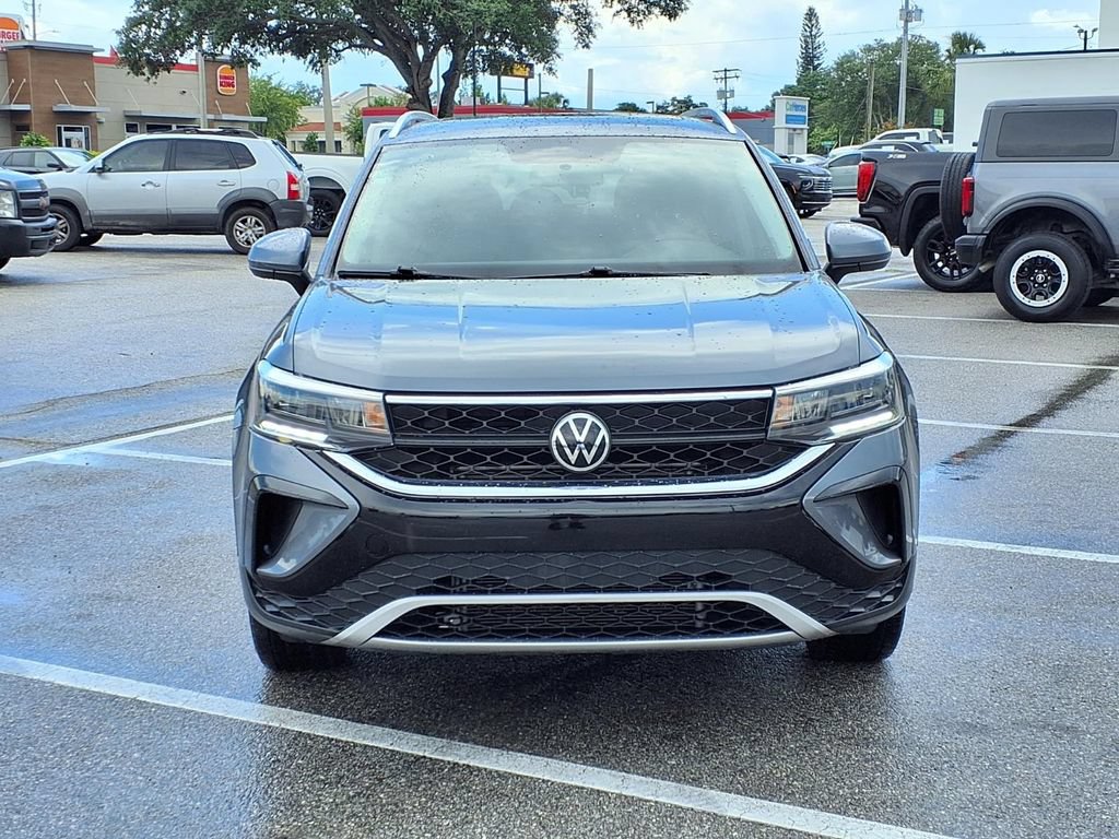 Used 2022 Volkswagen Taos SE FWD image 2