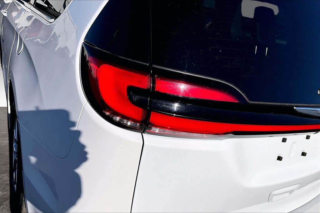 Used 2022 Chrysler Pacifica Touring-L FWD image 32