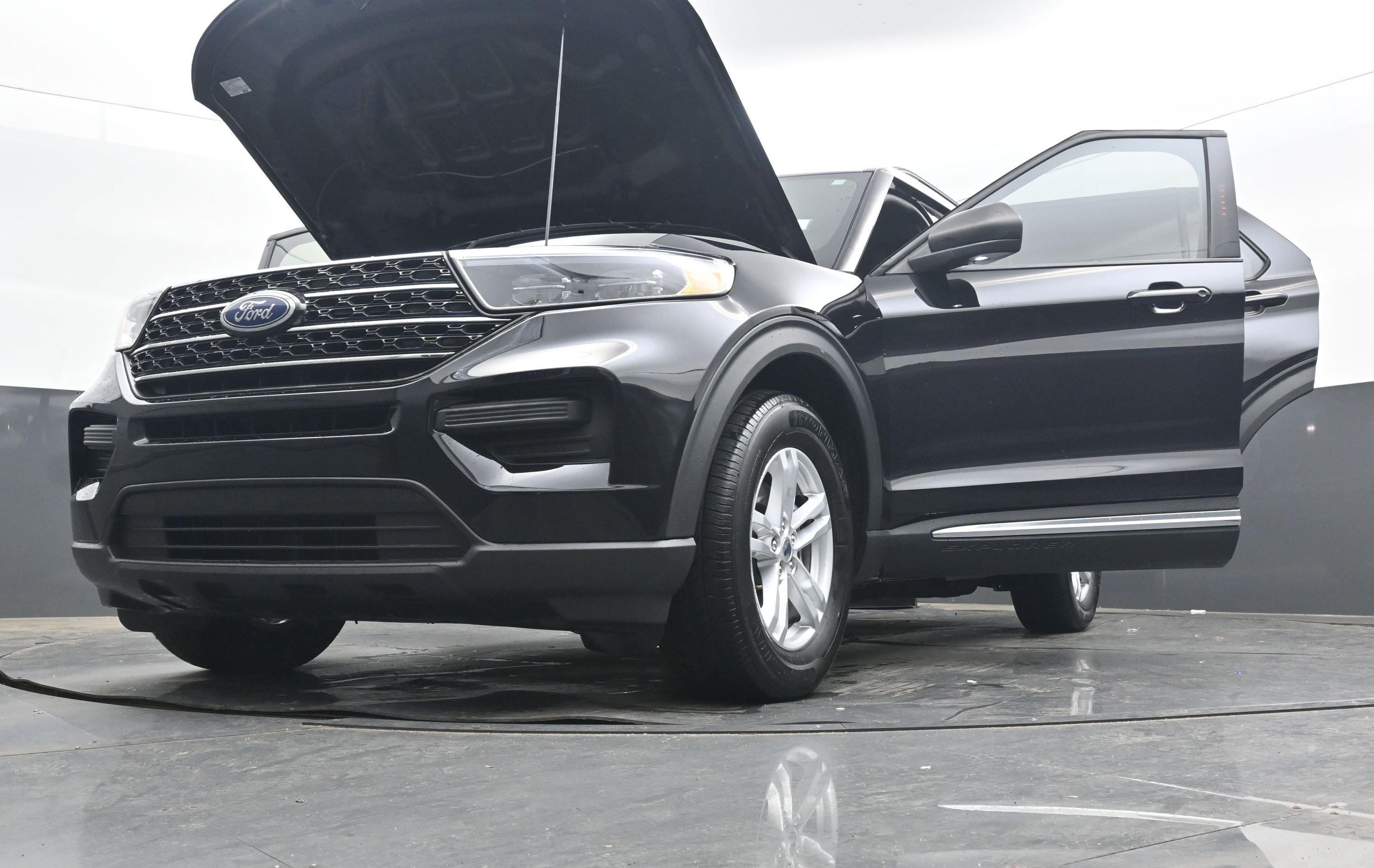 Used 2020 Ford Explorer XLT w/ Class III Trailer Tow Package image 44