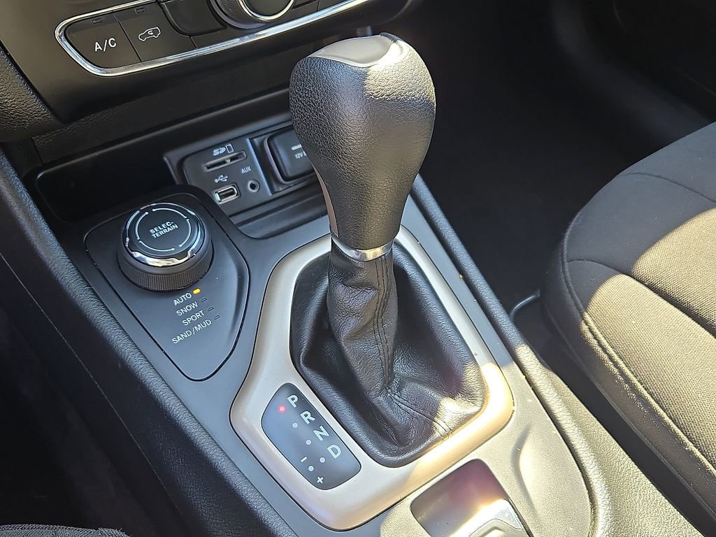 Used 2017 Jeep Cherokee 75th Anniversary image 14