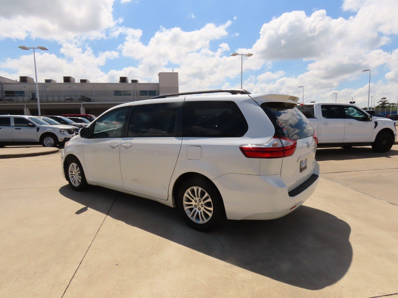 Used 2016 Toyota Sienna XLE FWD image 17