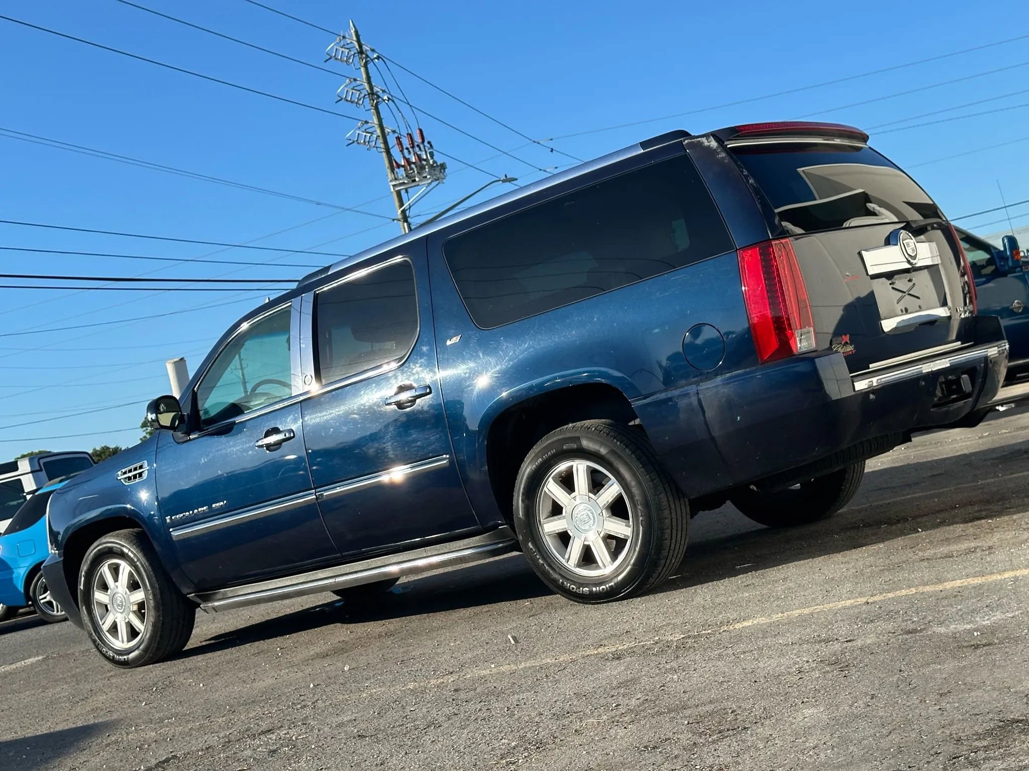 Used 2007 Cadillac Escalade ESV AWD w/ Information Package image 3