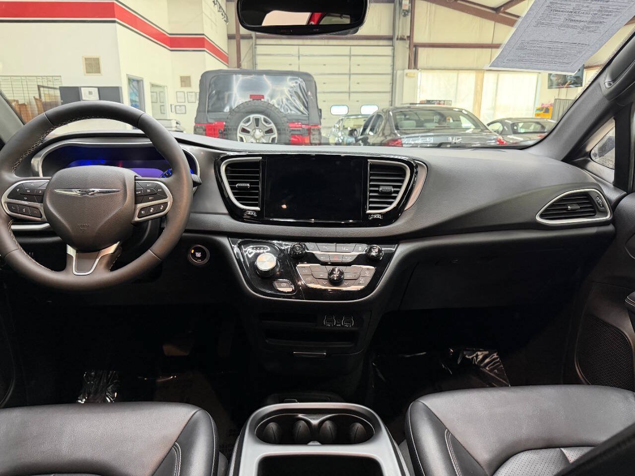 Used 2025 Chrysler Pacifica Select FWD image 19