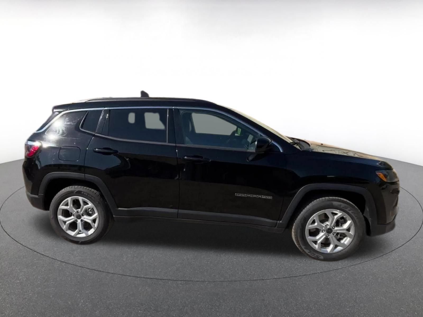 Used 2025 Jeep Compass Latitude AWD/4WD image 16