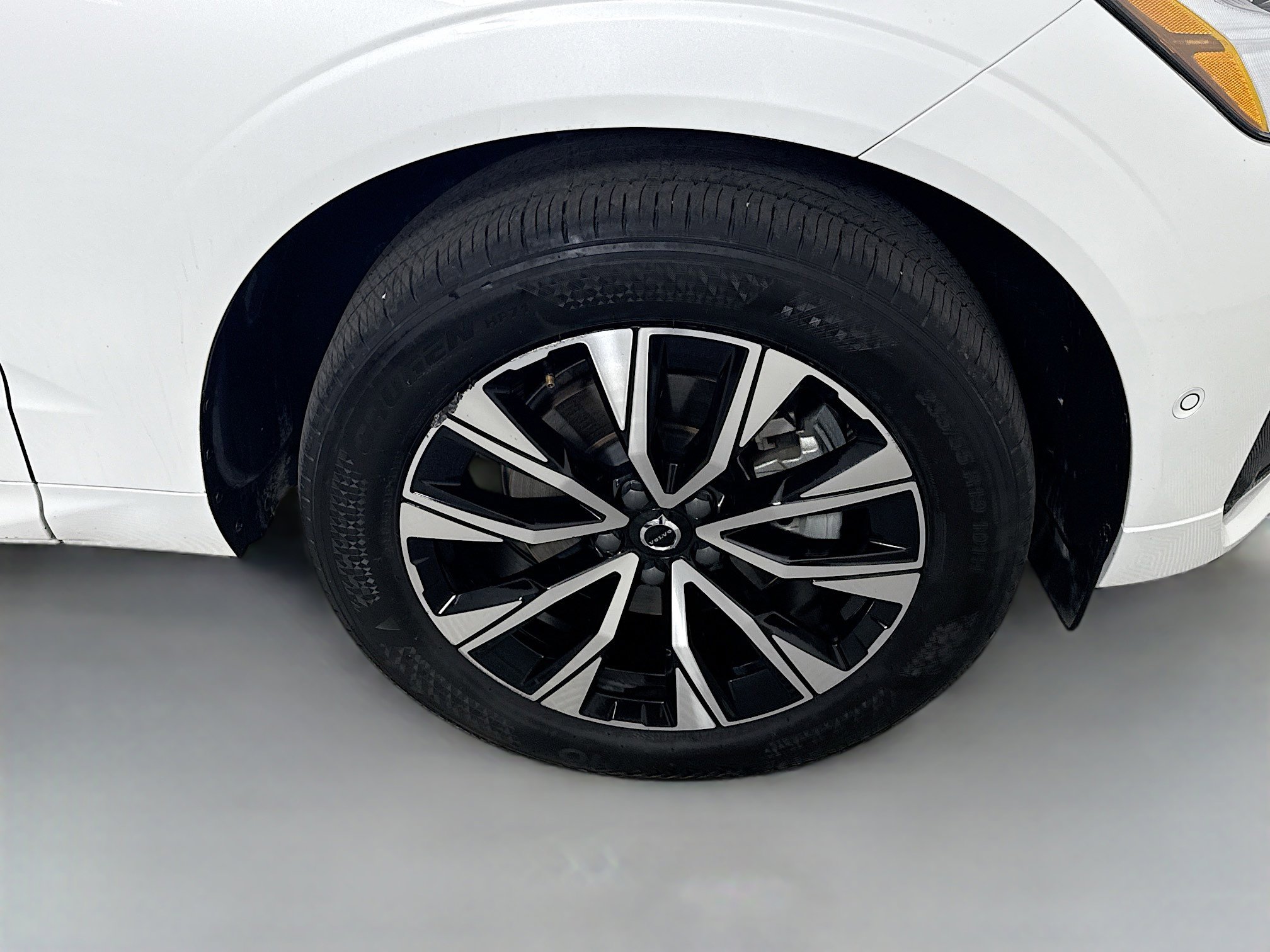 Used 2024 Volvo XC60 B5 Plus image 32