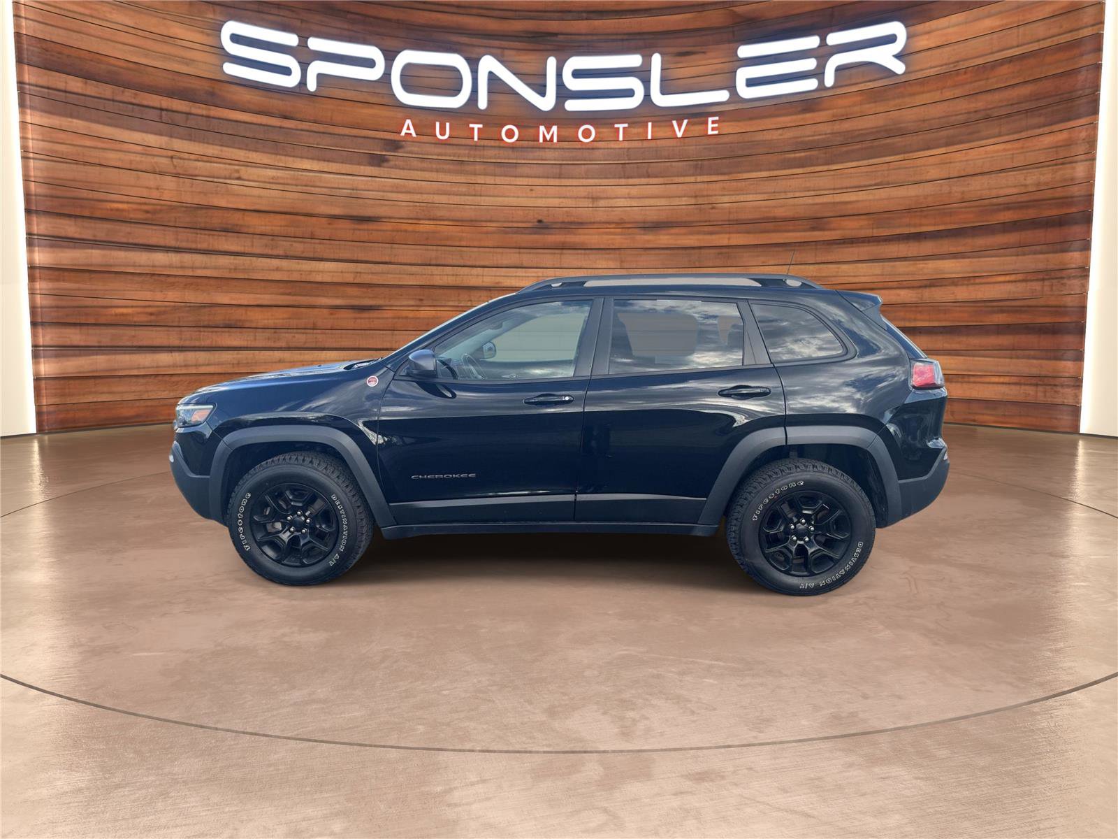 Used 2019 Jeep Cherokee Trailhawk image 2