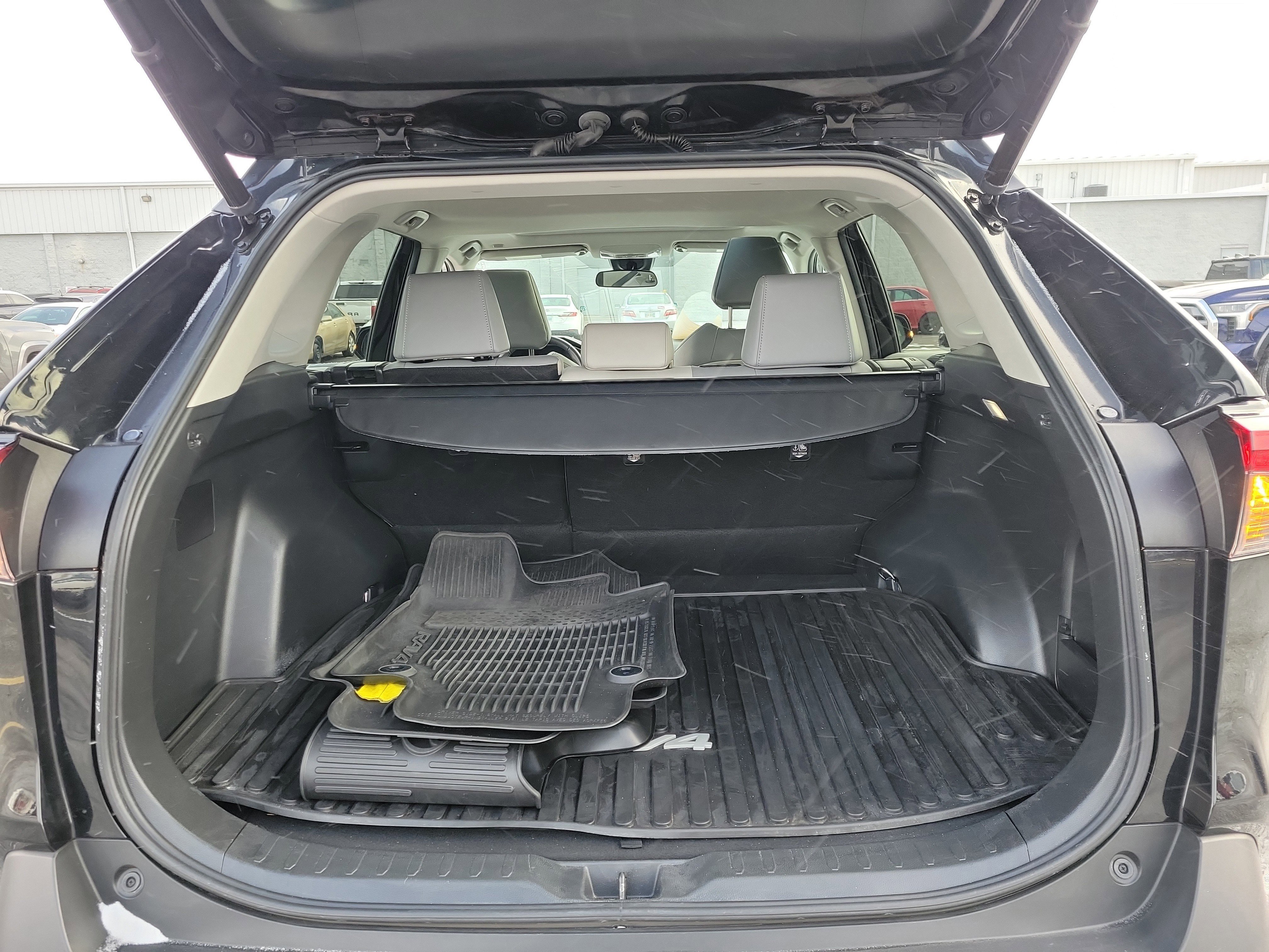 Used 2023 Toyota RAV4 XLE Premium image 8