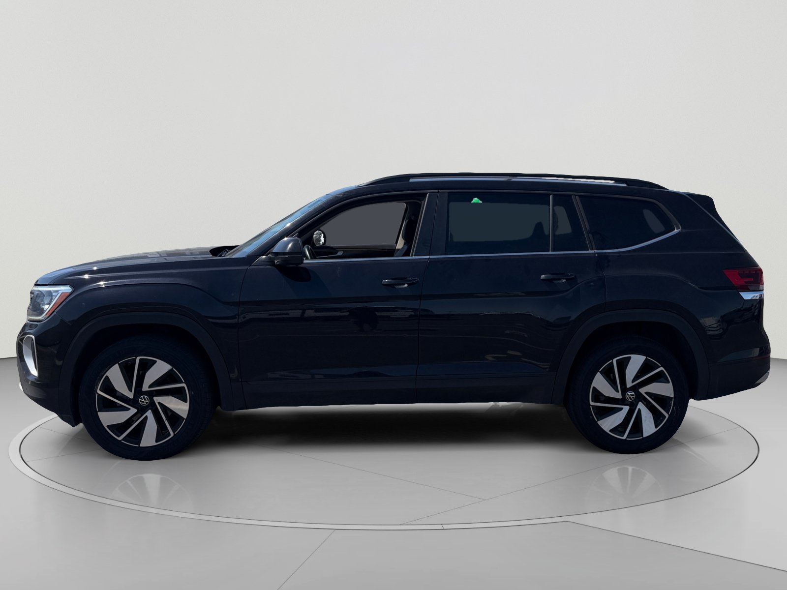 Used 2025 Volkswagen Atlas SE FWD image 2