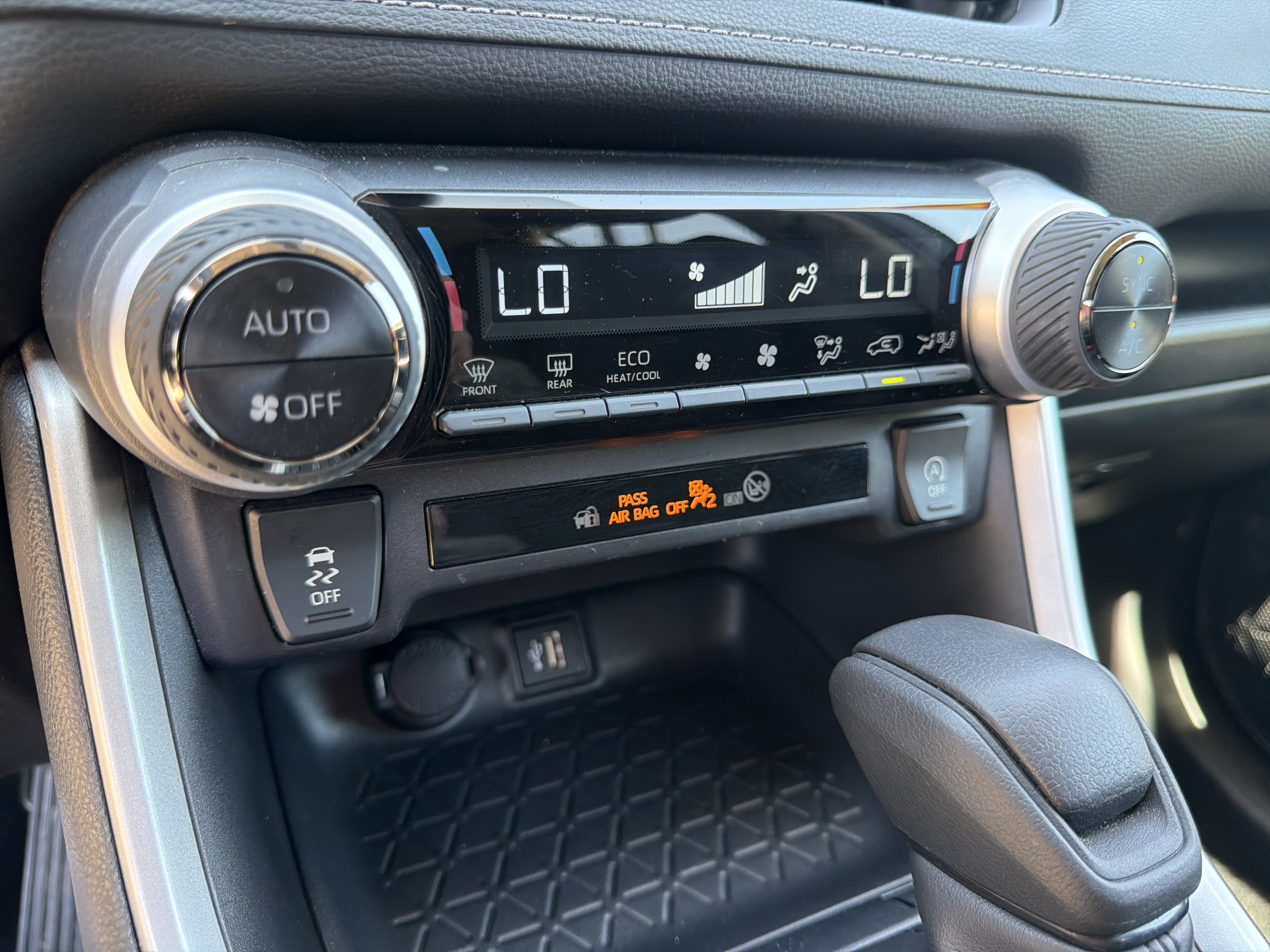 Used 2025 Toyota RAV4 XLE FWD image 29