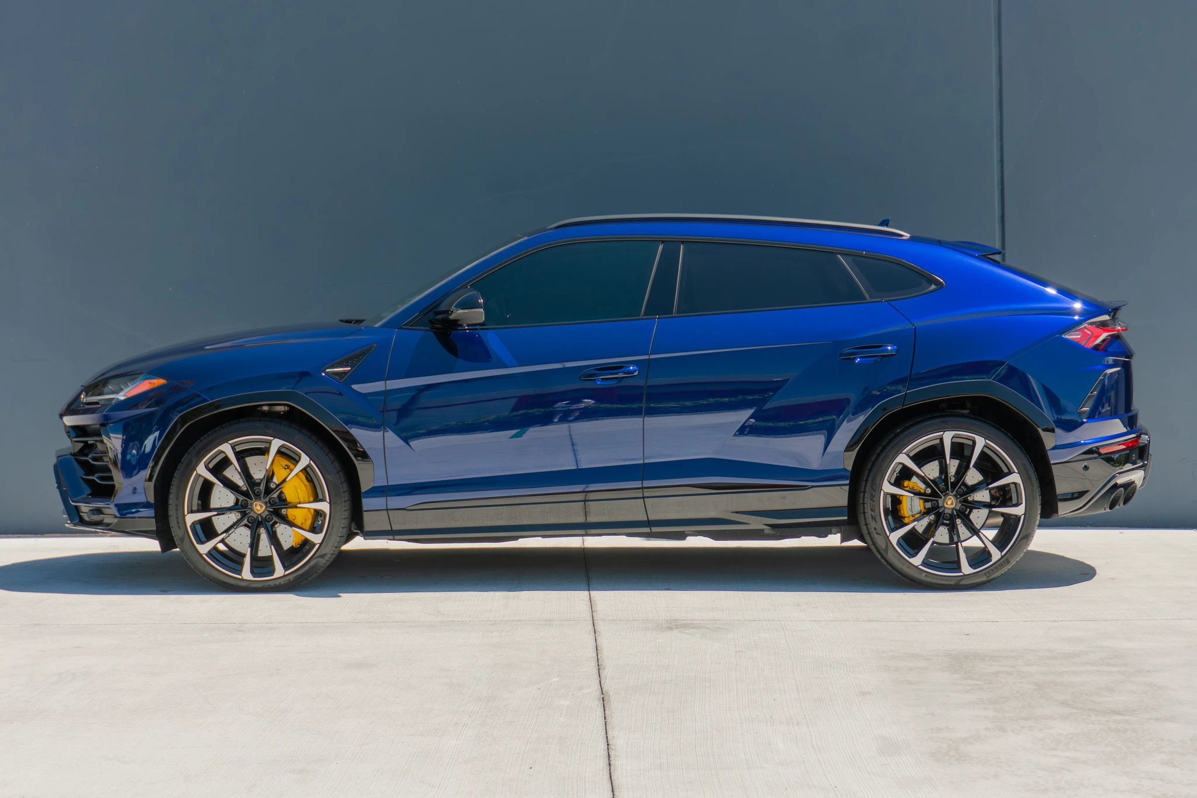 Used 2021 Lamborghini Urus AWD/4WD image 2