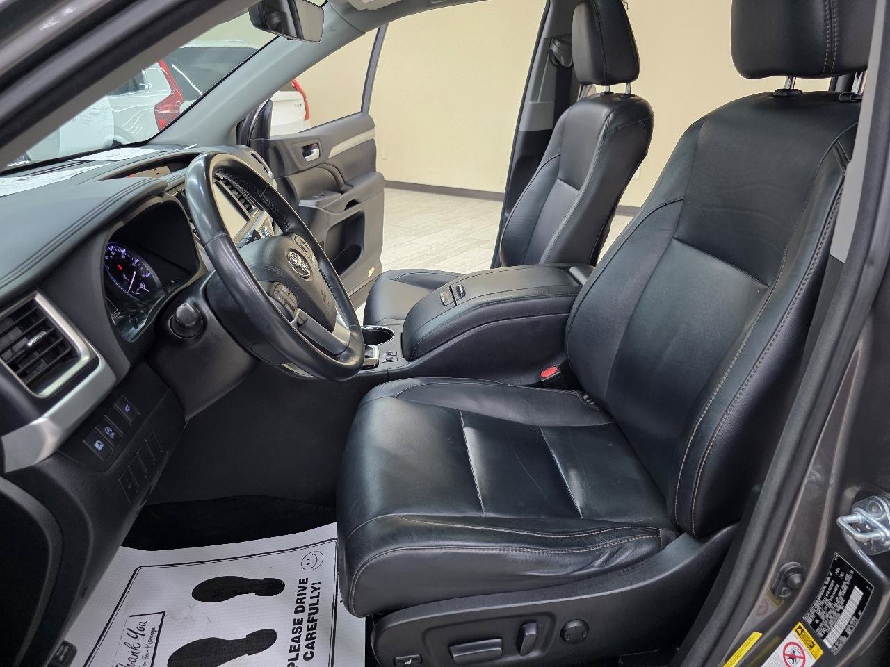 Used 2017 Toyota Highlander SE FWD image 19