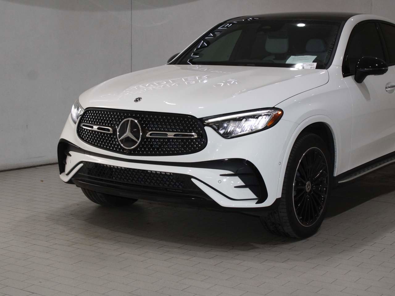 Used 2025 Mercedes-Benz GLC 300 4MATIC image 2