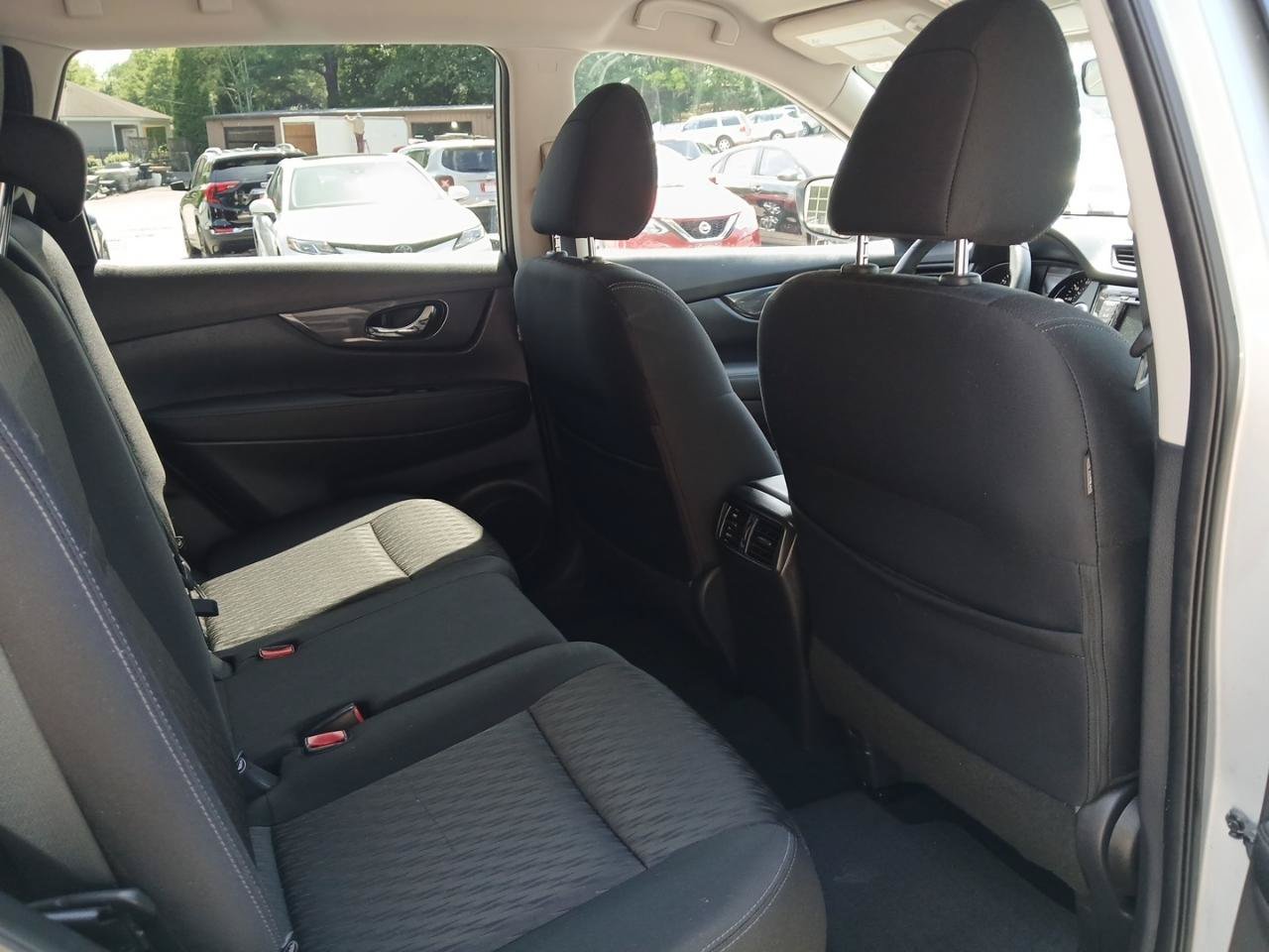Used 2019 Nissan Rogue SV FWD image 14