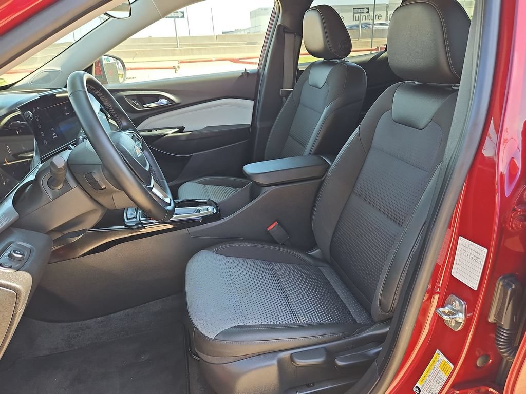 Used 2025 Chevrolet Trax LT w/ LT Convenience Package FWD image 25