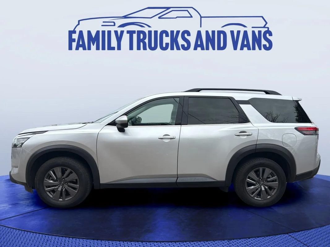 Used 2024 Nissan Pathfinder SV AWD/4WD image 2