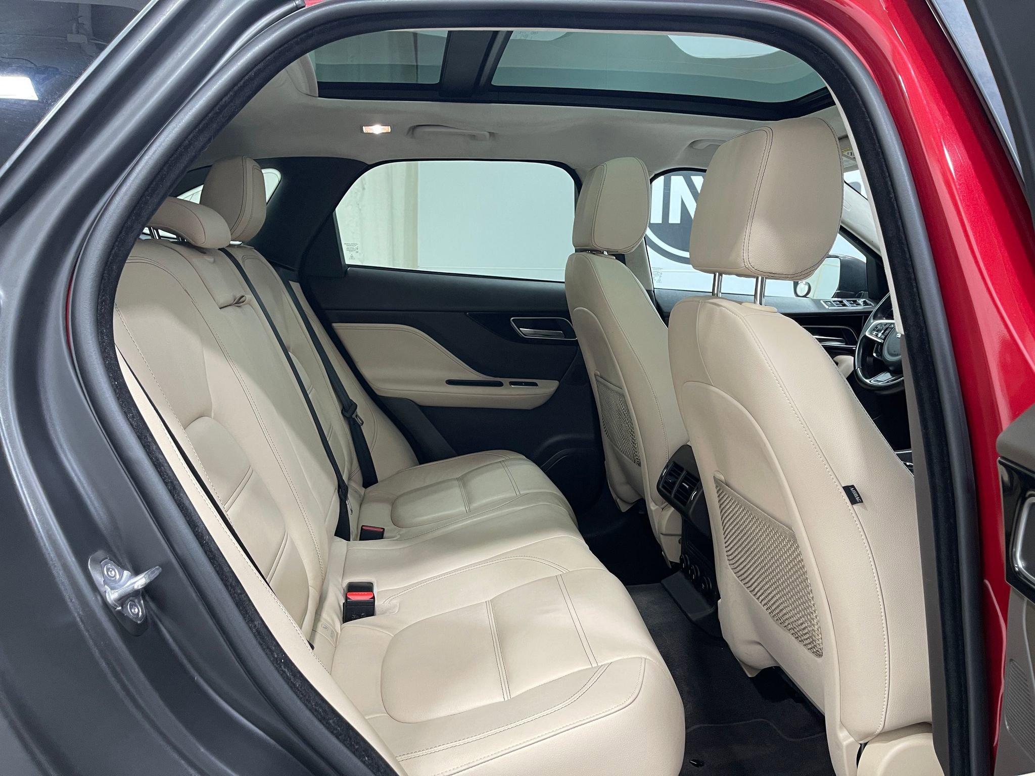 Used 2019 Jaguar F-PACE Prestige image 32