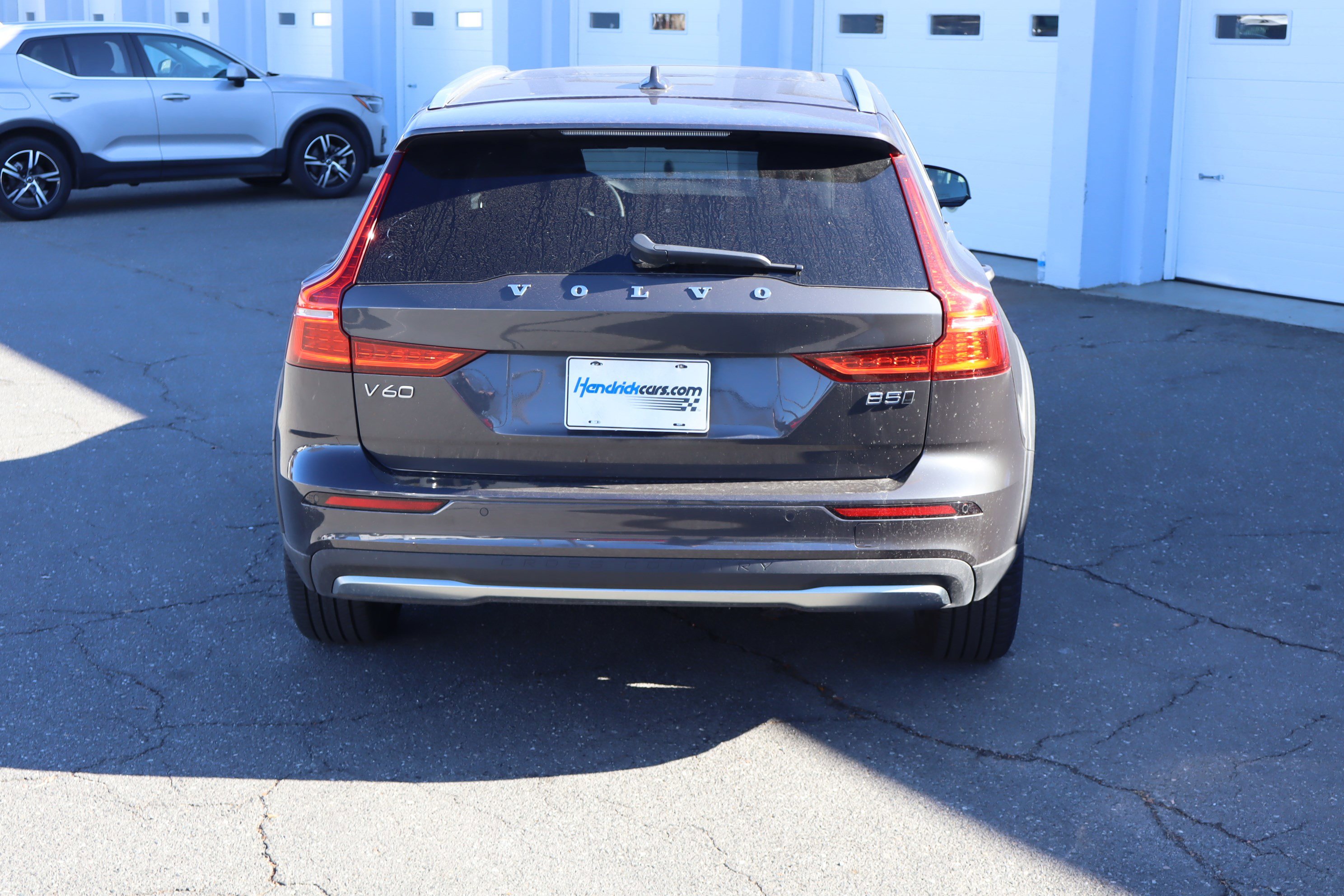 Used 2025 Volvo V60 B5 Cross Country Plus image 9