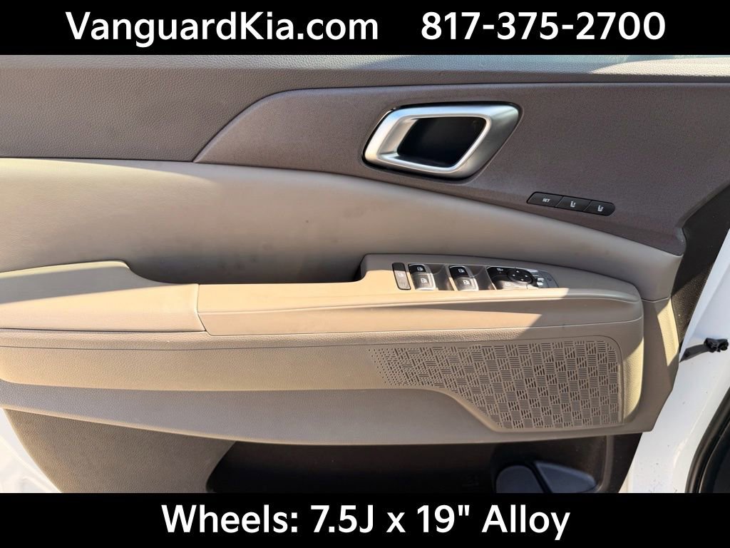 Certified 2025 Kia Carnival EX image 17