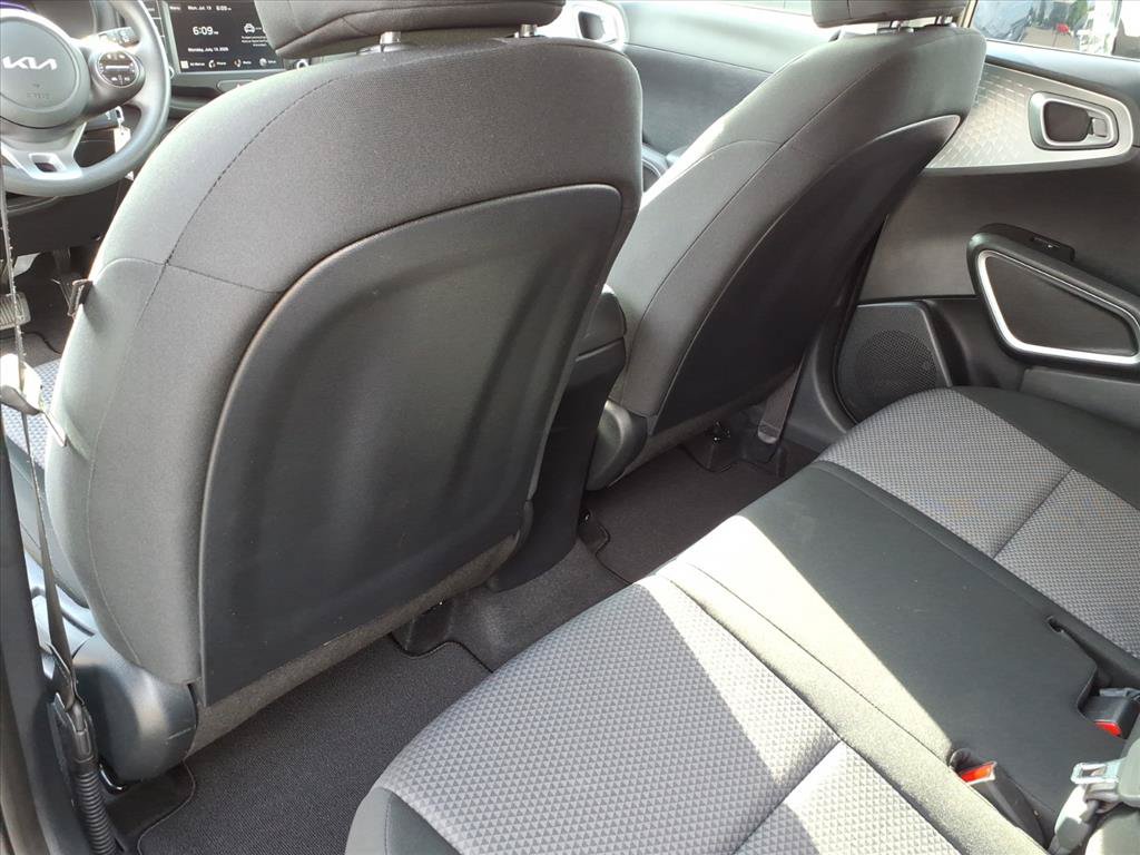 Used 2025 Kia Soul LX w/ LX Technology Package FWD image 15