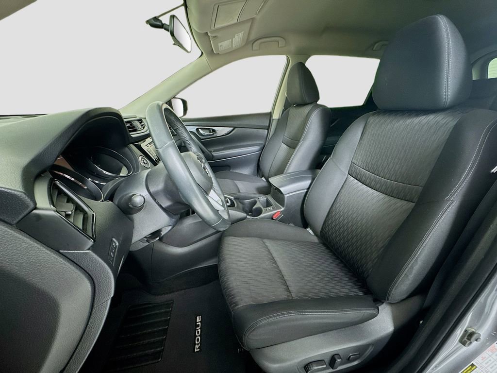 Used 2018 Nissan Rogue SV image 11
