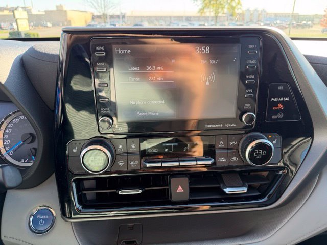 Used 2022 Toyota Highlander LE AWD/4WD image 16