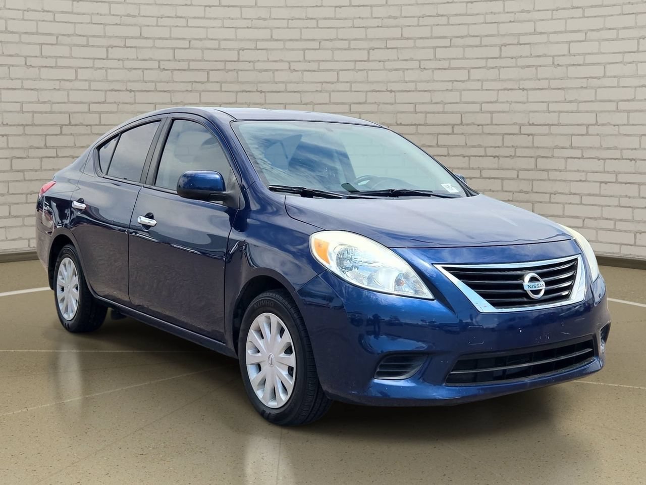 Used 2013 Nissan Versa SV FWD image 3