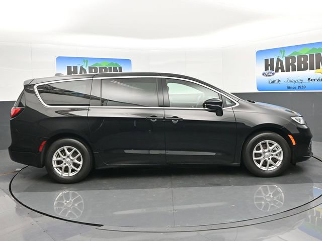 Used 2025 Chrysler Pacifica Select image 7