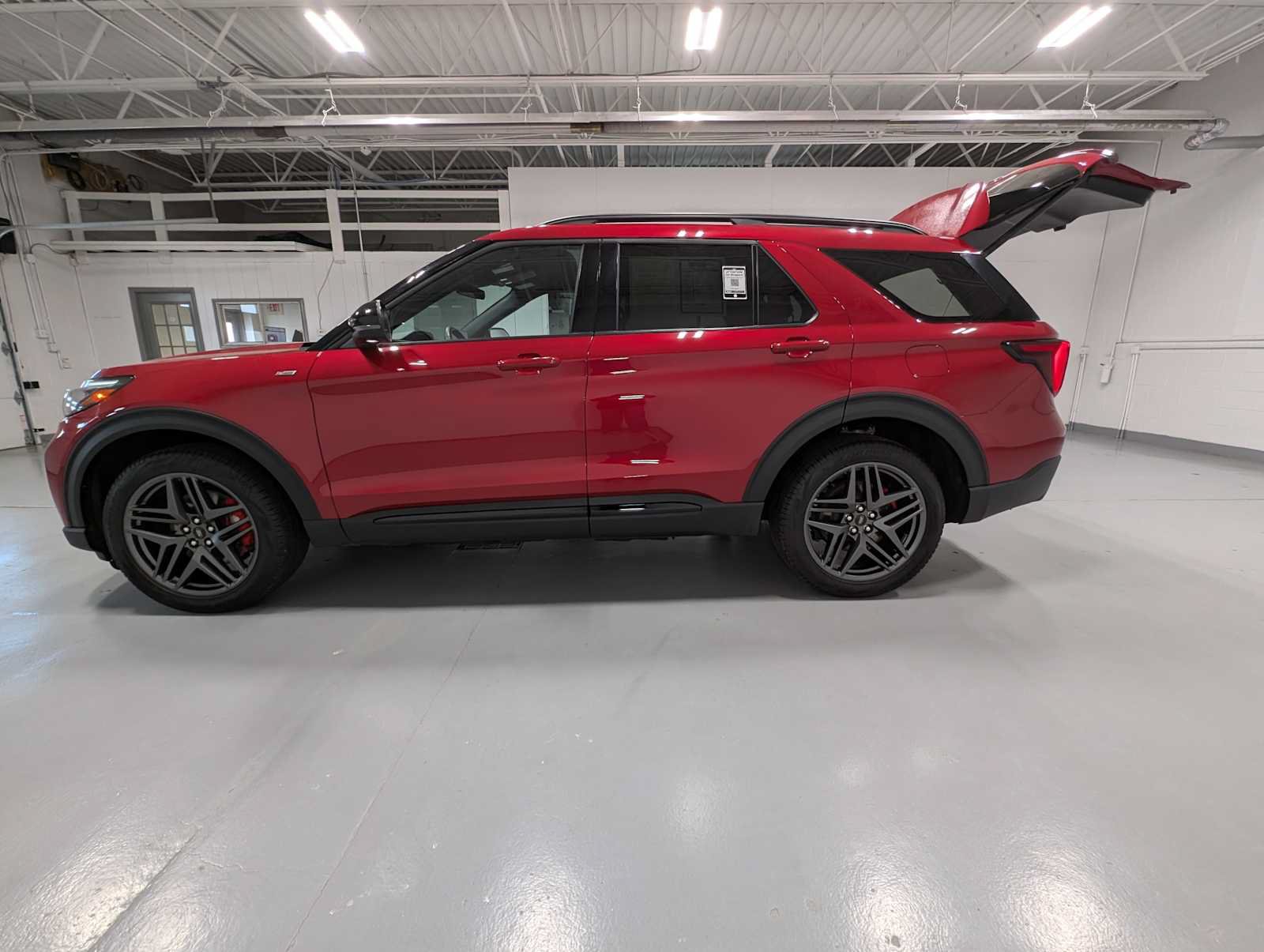Used 2025 Ford Explorer ST-Line w/ ST-Line Street Pack AWD/4WD image 12