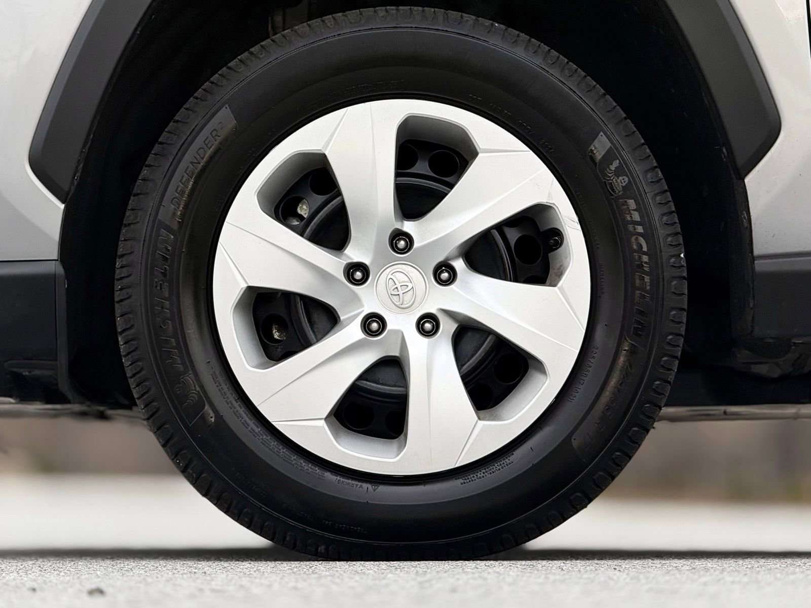 Used 2021 Toyota RAV4 LE image 17