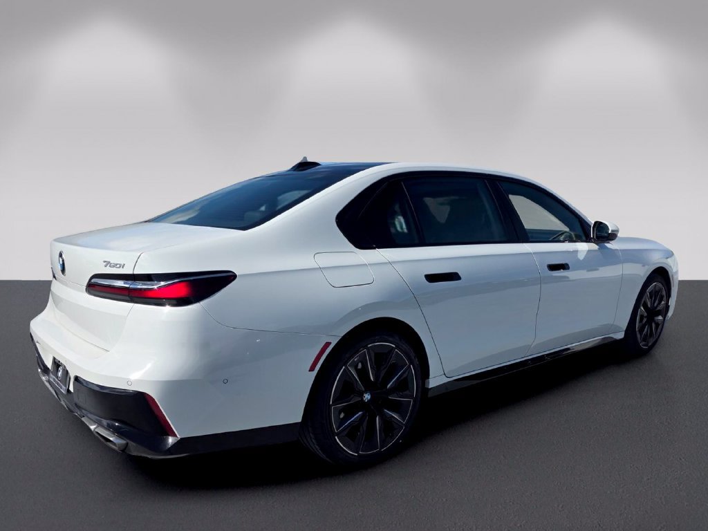 Certified 2023 BMW 760i xDrive AWD/4WD image 4