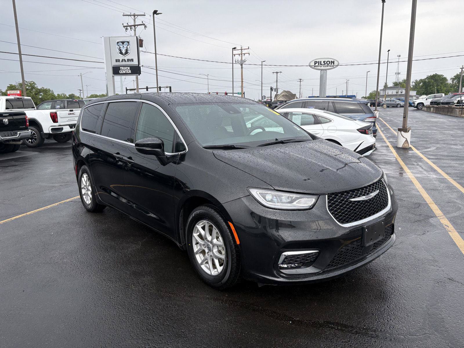Used 2025 Chrysler Pacifica Select FWD image 2