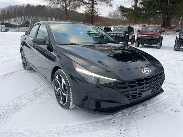 Used 2023 Hyundai Elantra SEL w/ Convenience Package image 3