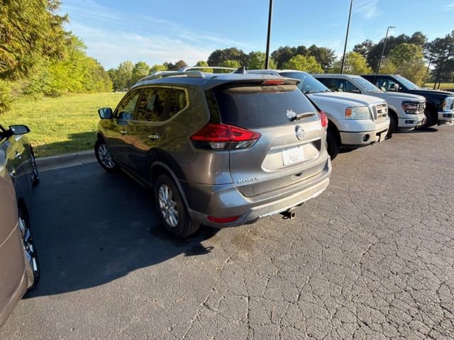 Used 2017 Nissan Rogue SV w/ SV Premium Package image 2