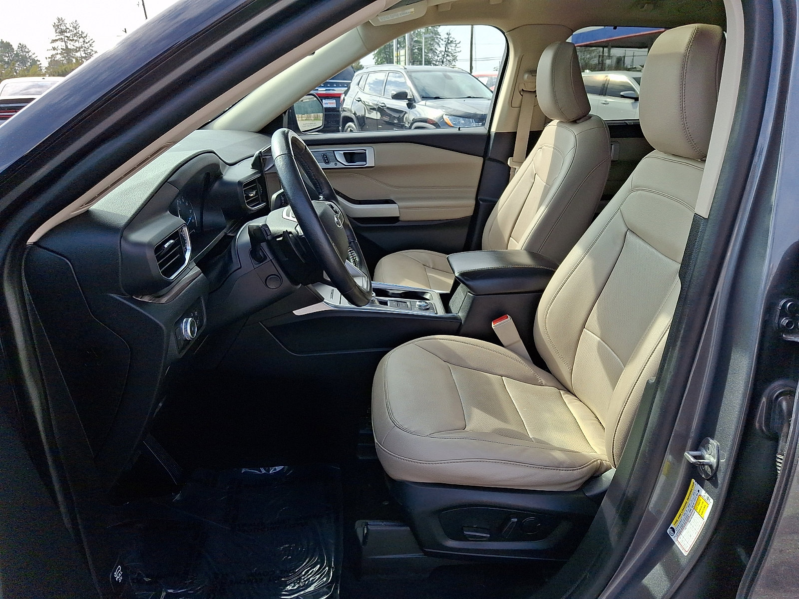 Used 2021 Ford Explorer Limited w/ Equipment Group 301A AWD/4WD image 14