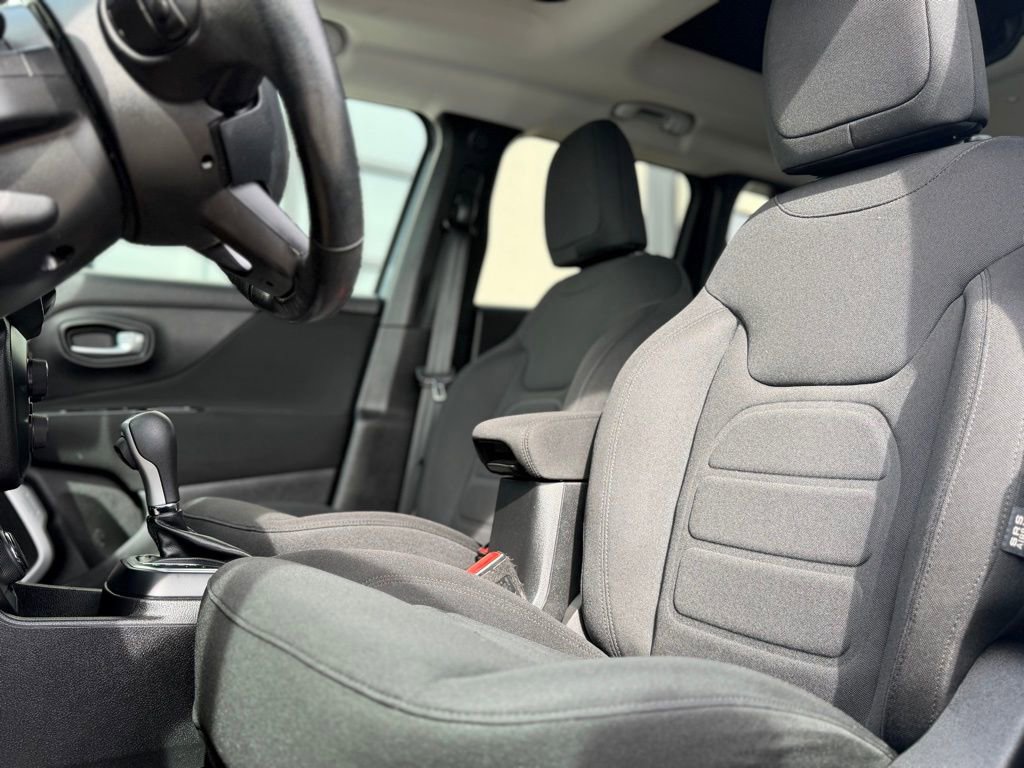 Used 2018 Jeep Renegade Latitude w/ Safety & Security Group image 10