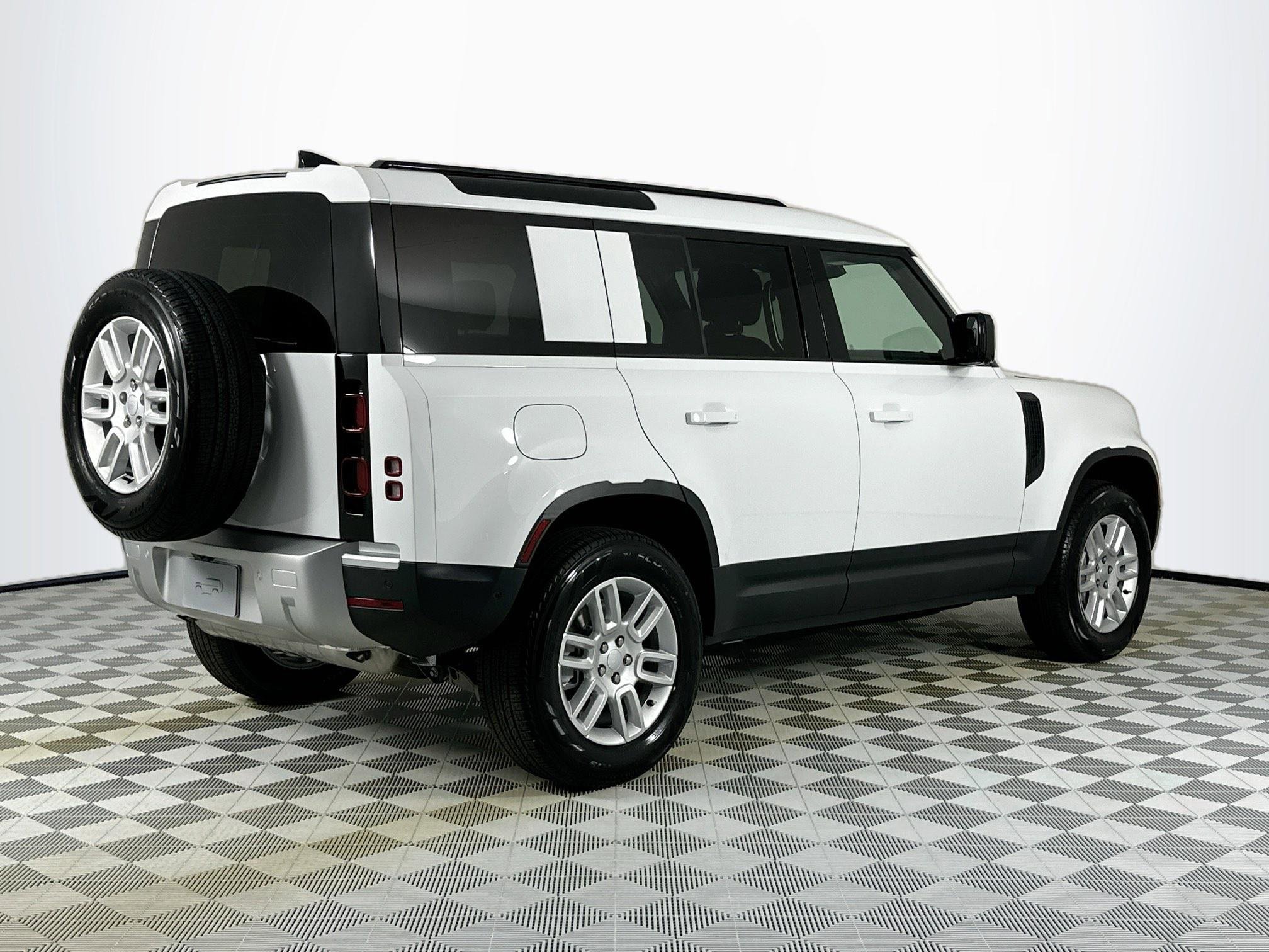 Used 2025 Land Rover Defender 110 S image 5