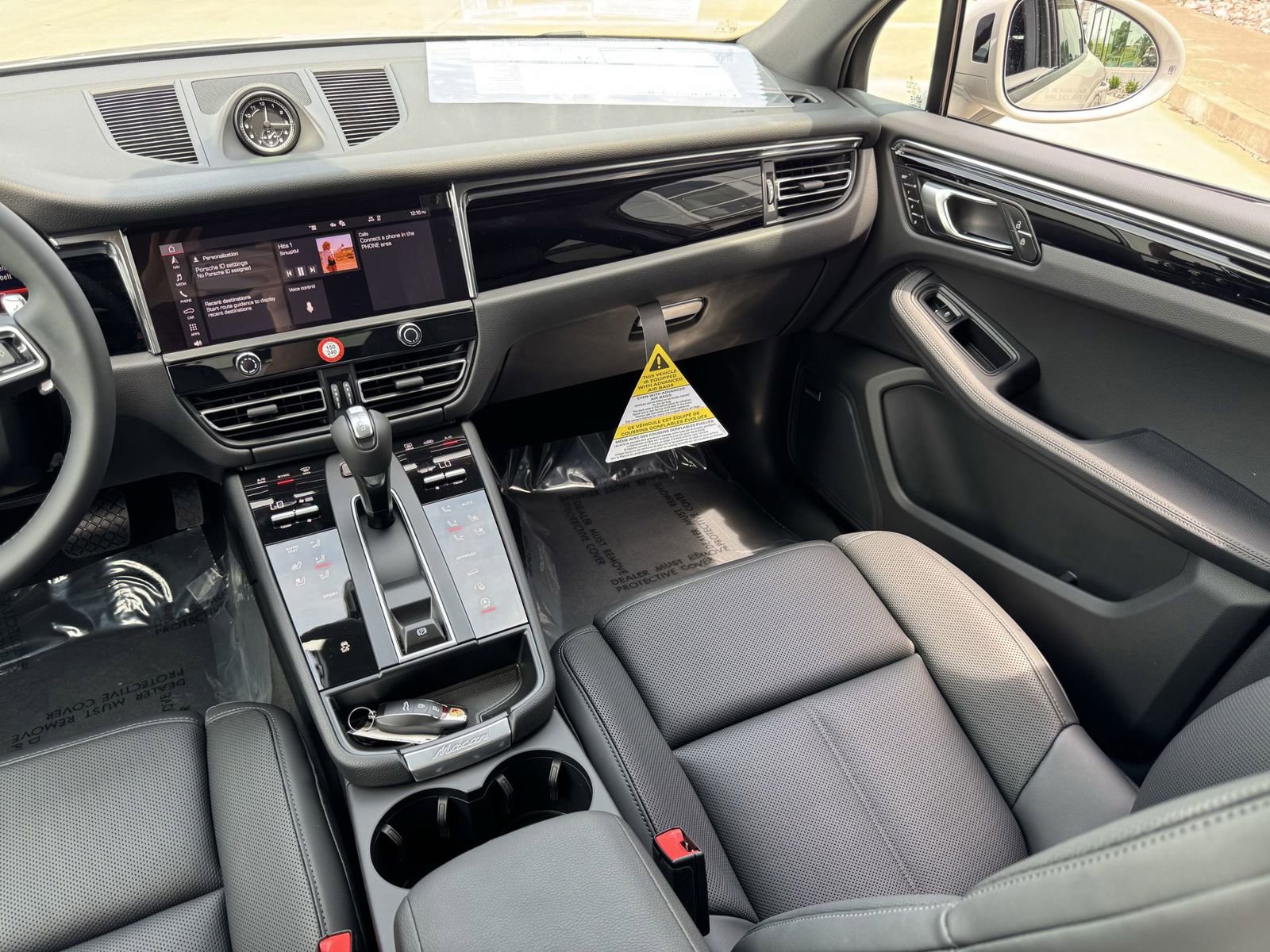 Certified 2025 Porsche Macan AWD/4WD image 16