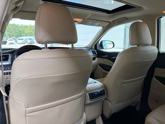 Used 2017 Toyota Highlander Limited AWD/4WD image 18