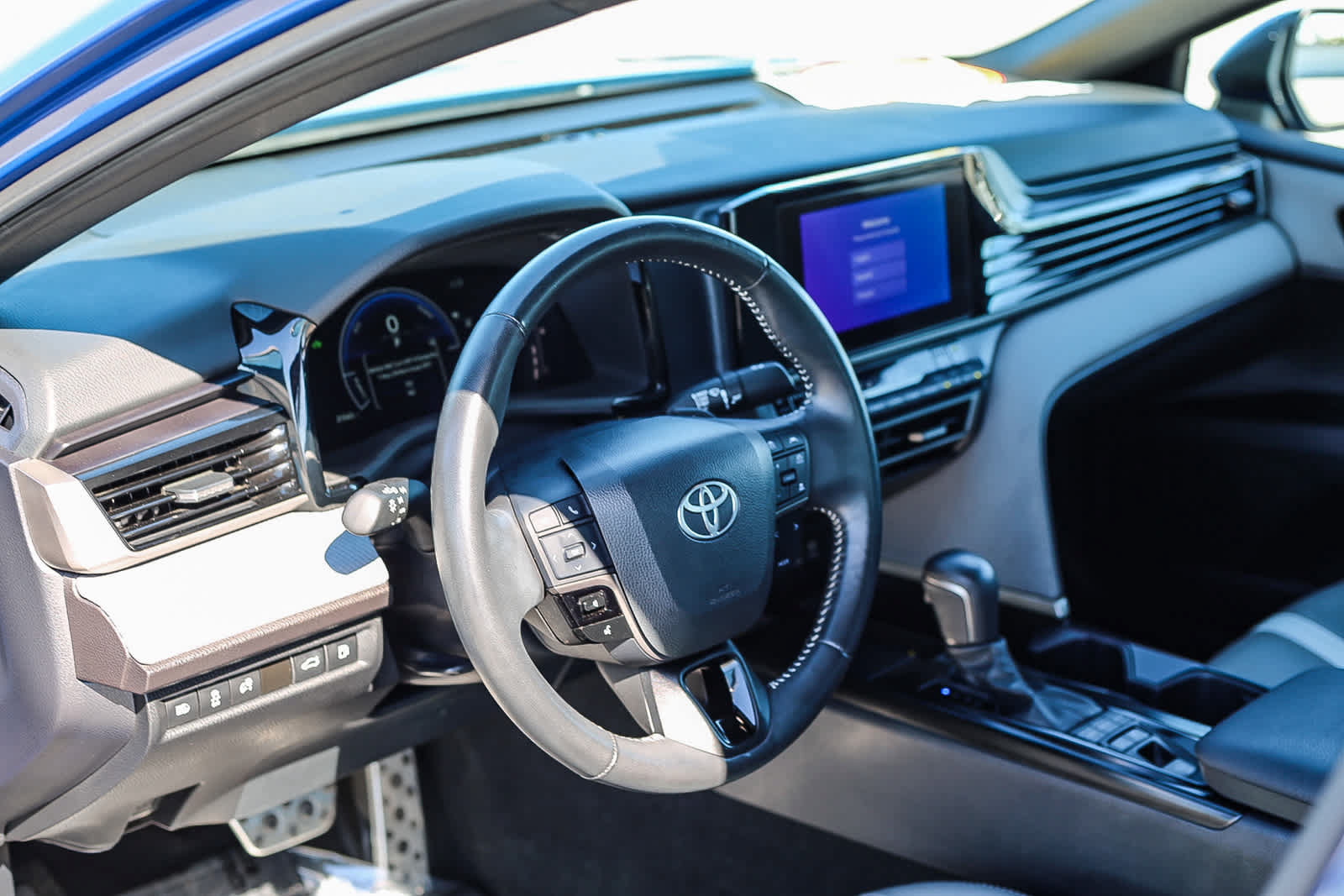 Used 2025 Toyota Camry SE w/ Convenience Package FWD image 12