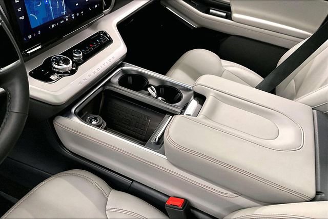 Used 2025 Ford Expedition Active image 18
