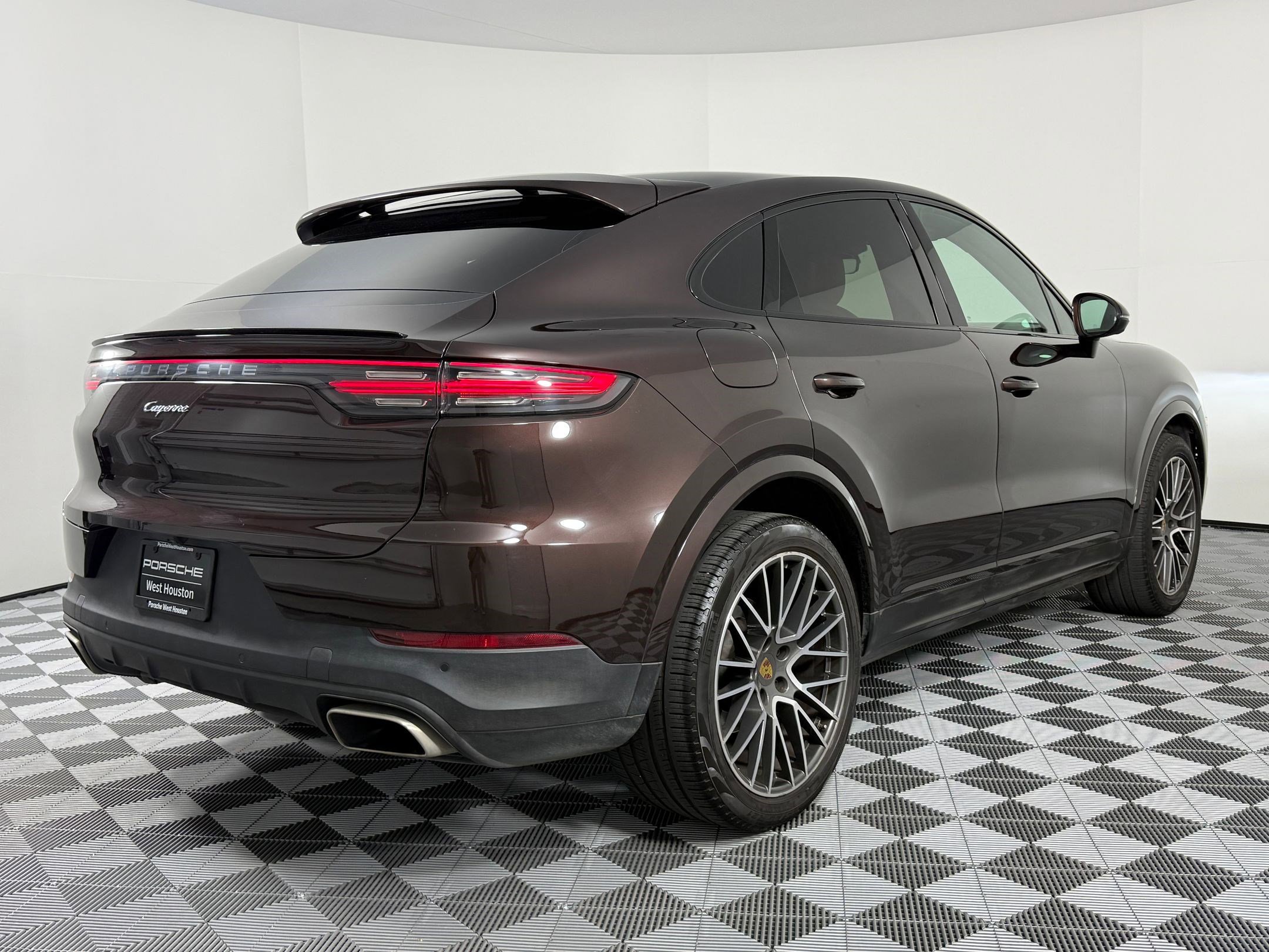 Certified 2023 Porsche Cayenne Platinum Edition image 9