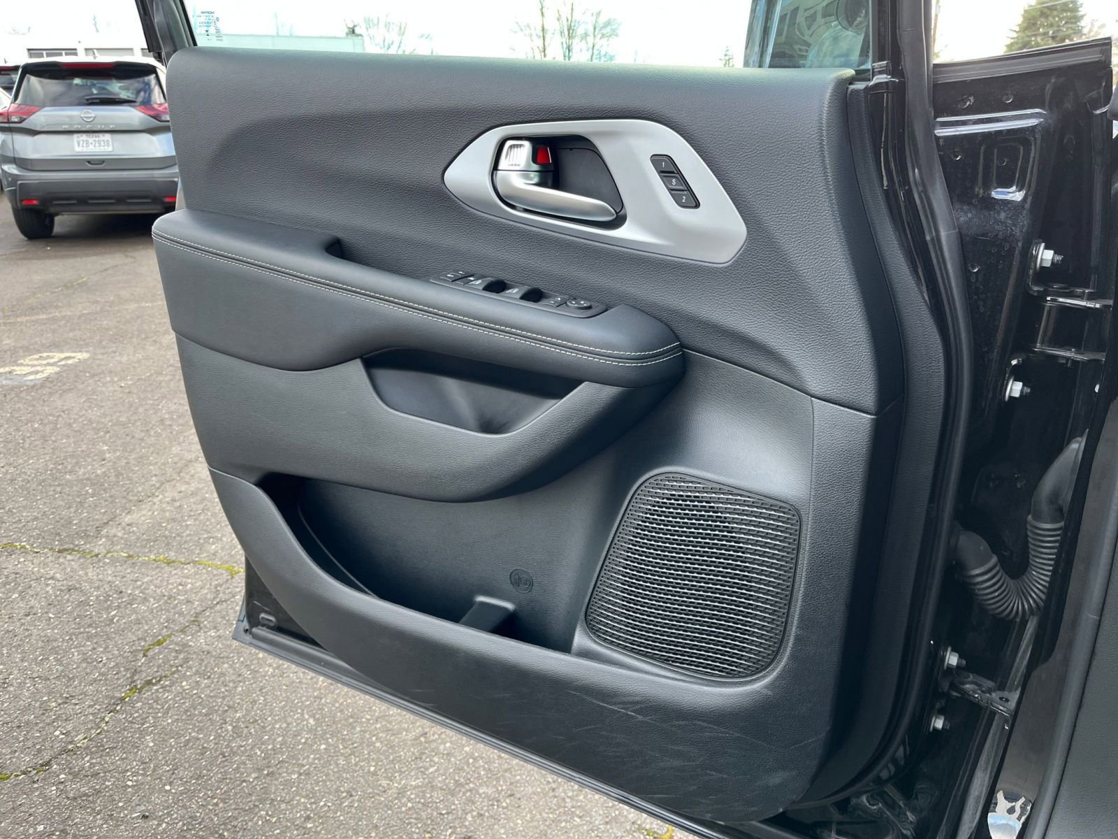 Used 2025 Chrysler Pacifica Limited image 18