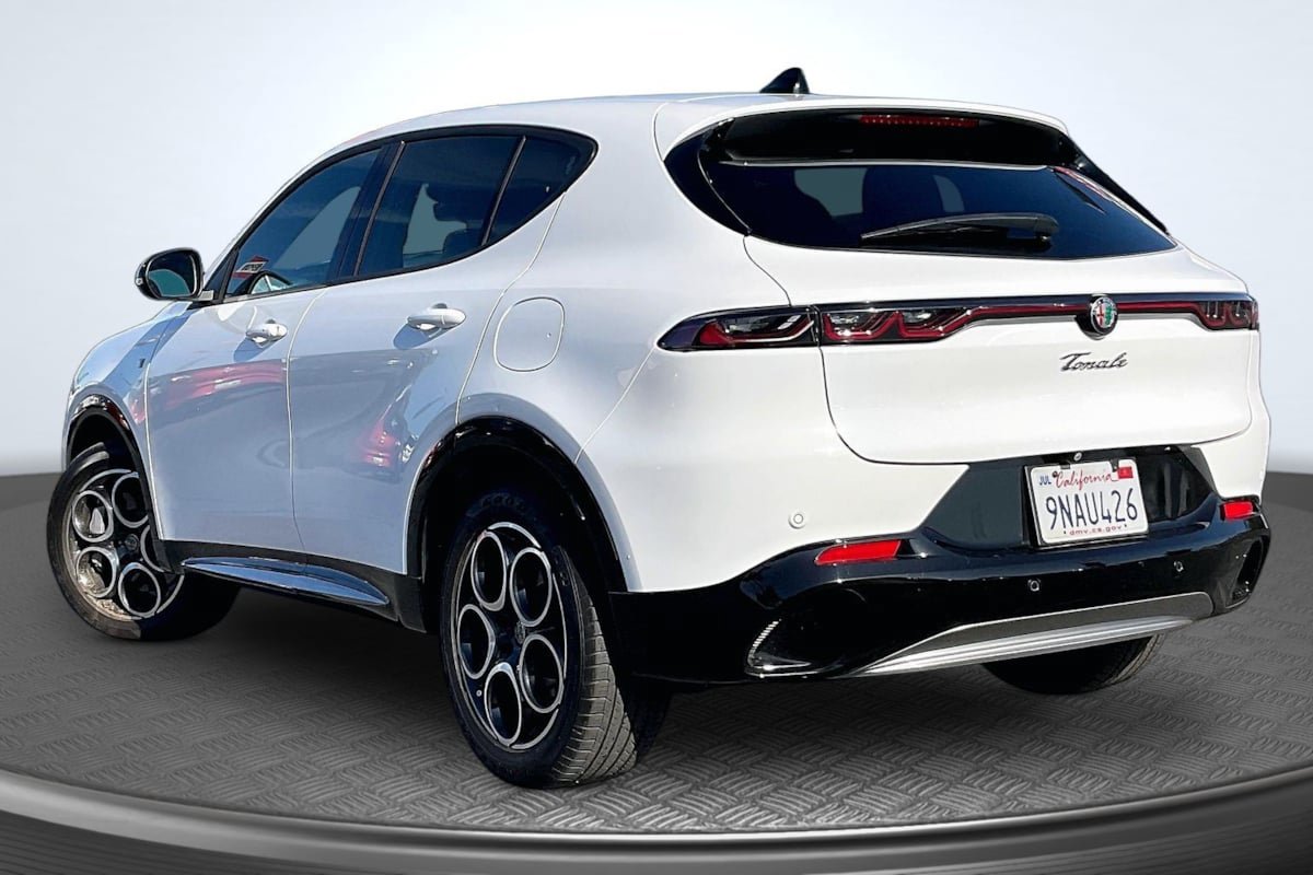 Used 2024 Alfa Romeo Tonale Ti w/ Premium Interior Package AWD/4WD image 2