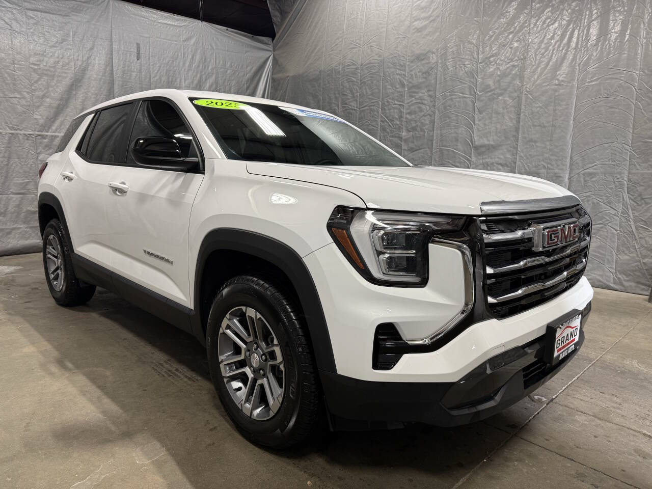 Used 2025 GMC Terrain Elevation