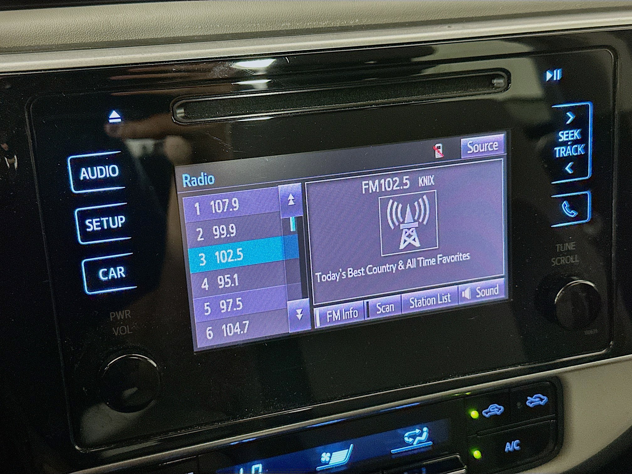 Used 2019 Toyota Corolla LE w/ Carpet Mat Package (TMS) FWD image 19