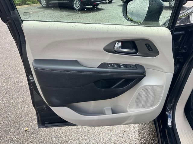 Used 2023 Chrysler Pacifica Touring-L FWD image 24