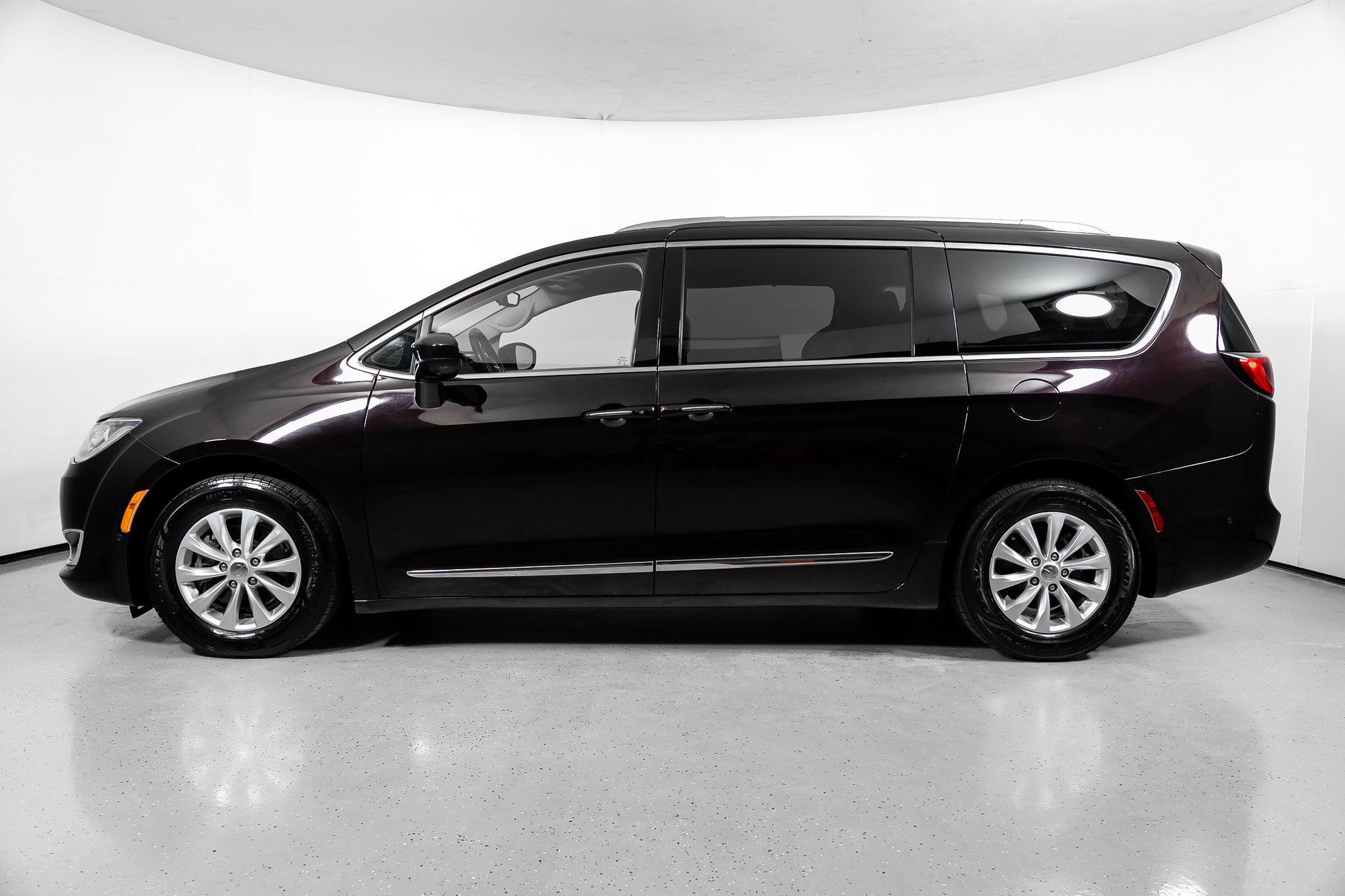Used 2018 Chrysler Pacifica Touring-L w/ Advanced Safetytec Group FWD image 13
