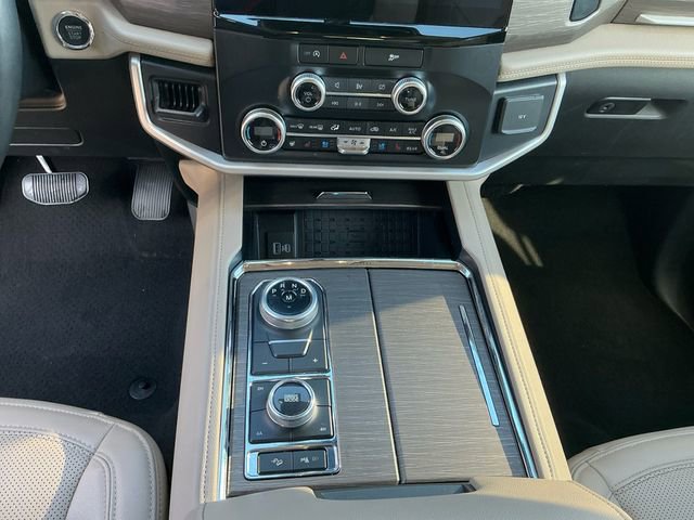 Used 2024 Ford Expedition Limited image 13